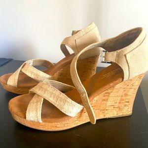 TOMS WEDGE CORK HEEL SANDAL.